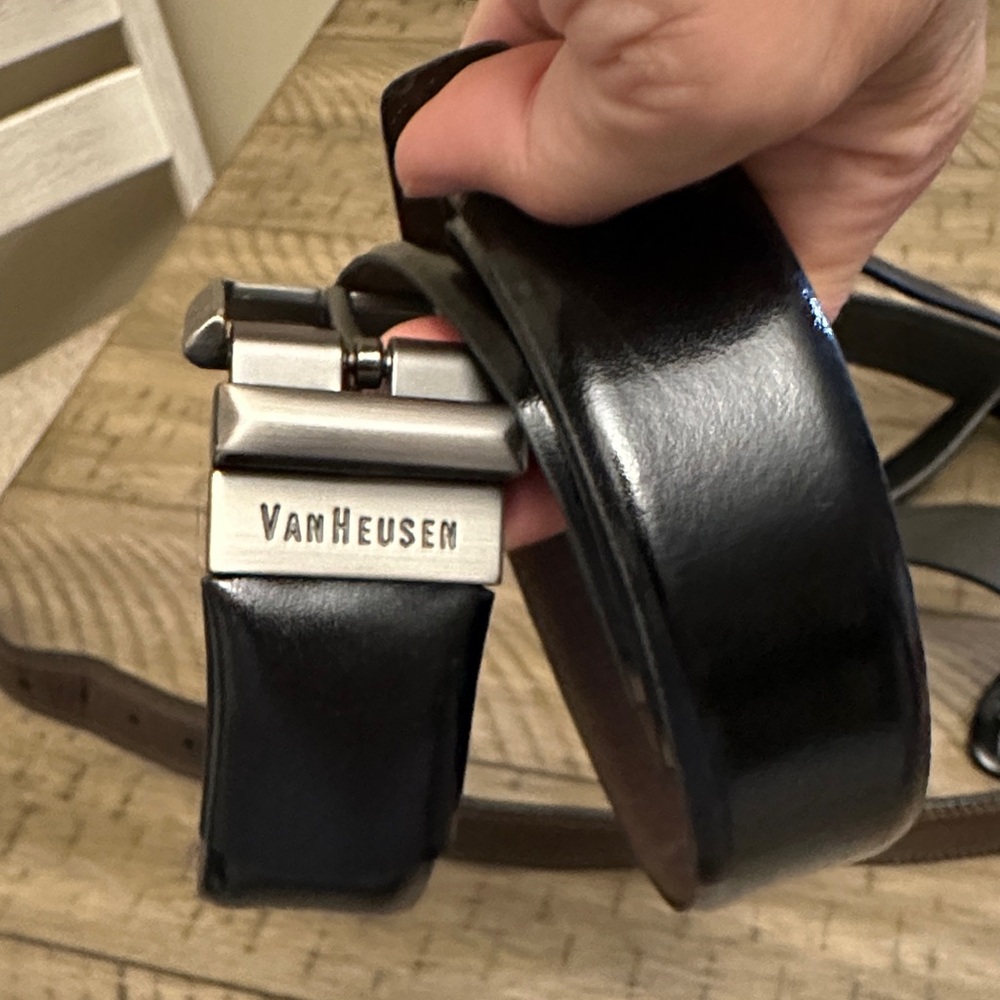 Van Heusen Black Leather Bag Sleek Design